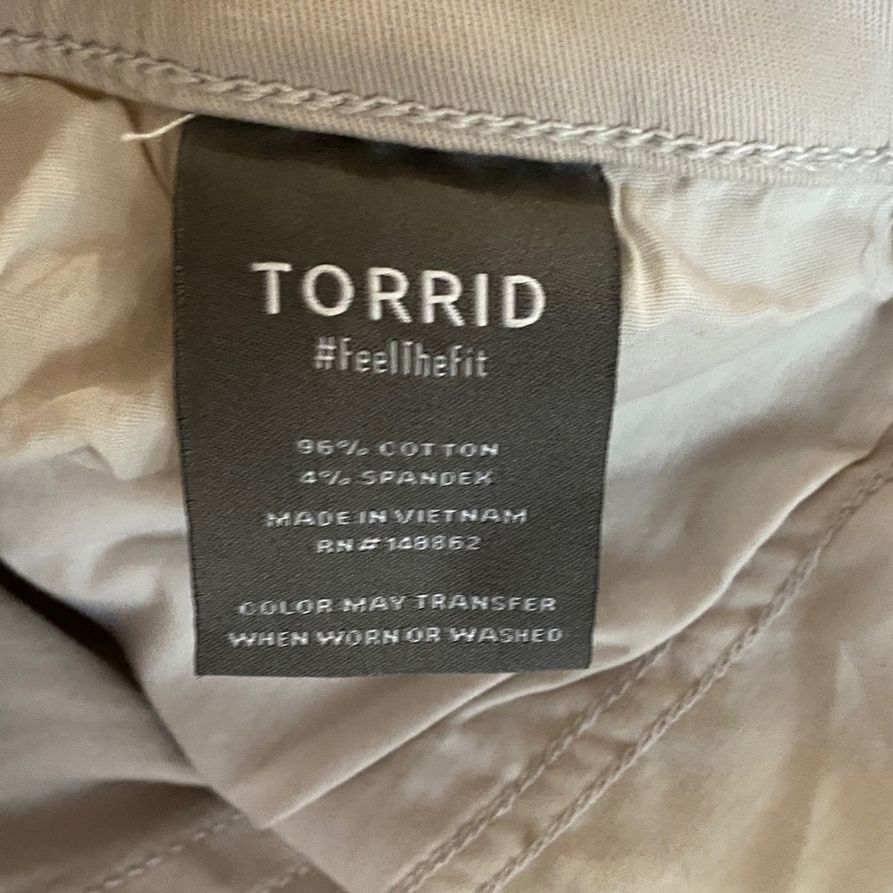 Torrid Pull-On BF Straight Cargo Pants Stone Stretch Twill Size 4 Regular NWT - Picture 4 of 7